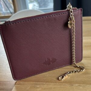 Pochette Céline – cuir bourgogne avec chaîne dorée
